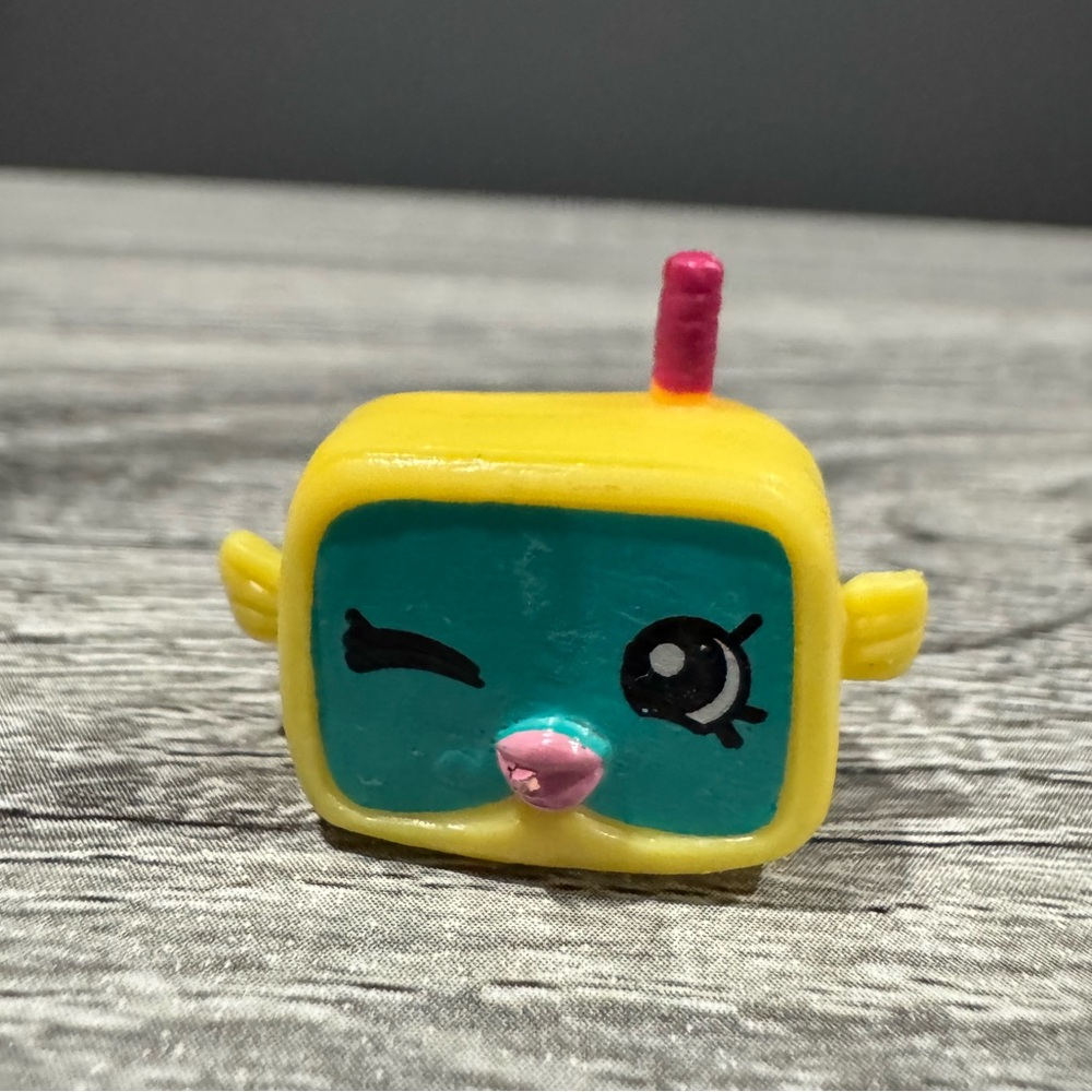 Shopkins | Sport: Yellow & Turquoise Snorky (5-016) - Mini Collectable Figure